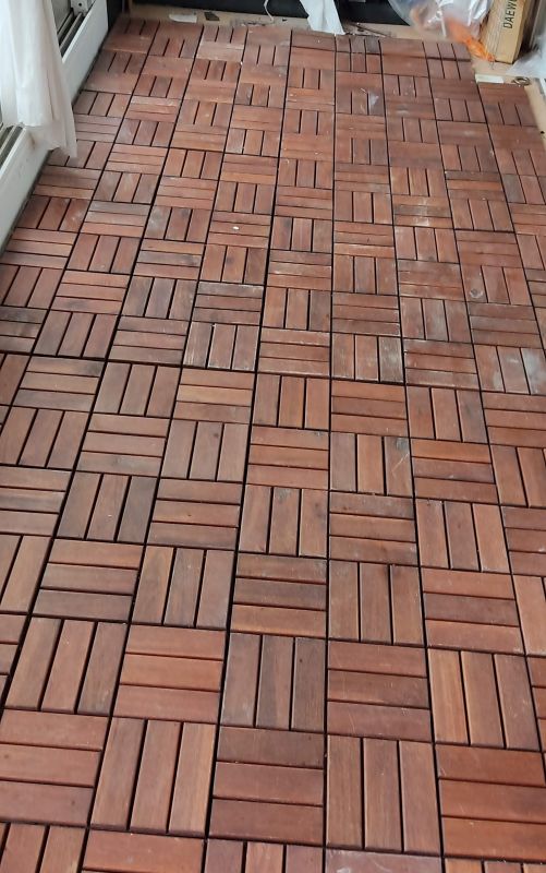 오래되서 색이 변해버린 이케아 룬넨 데크