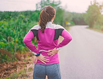 허리에-손을-갖다-댄-여성