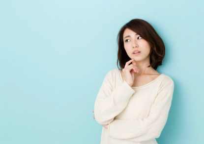고민하는 여성