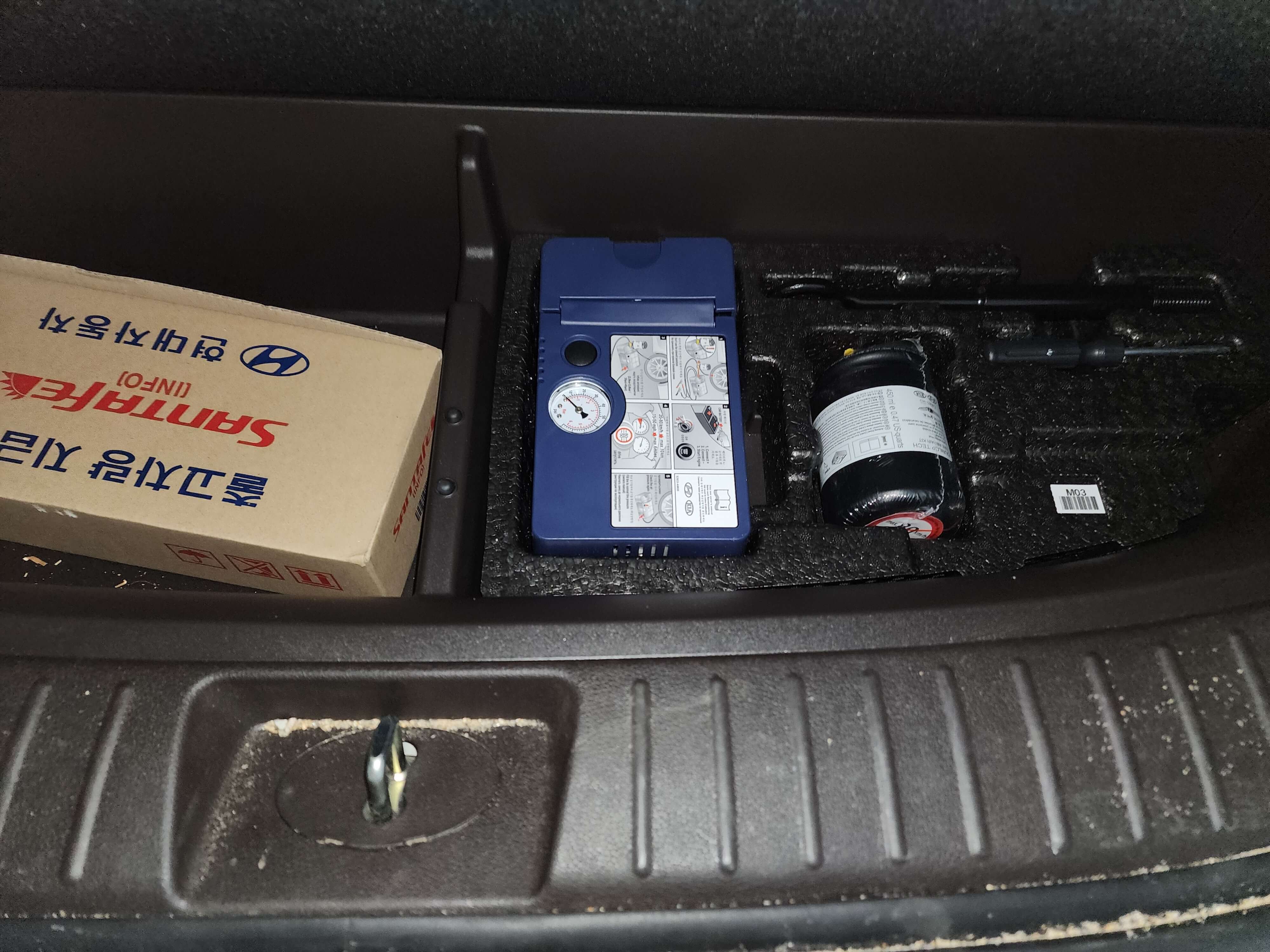 싼타페 TM 수납공간내 안전삼각대와 타이어 수키릿 모습