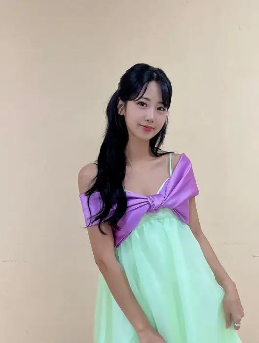 현역가왕- 초록색 어깨 끈 긴 원피스 팔부분 큰 보라색 리본이 달린 옷을 입고 미소짓는 있는 강혜연