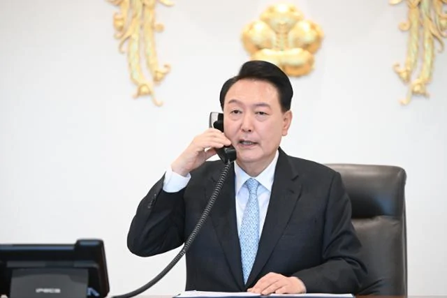 윤석열 대통령 지지도 급락&#44; 20%대로 추락 - 국정 운영의 위기를 직면하다