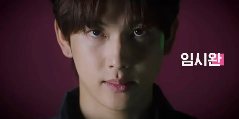 오징어게임2-
보라색 배경 갈색 생머리 머리 임시완의 비장한 표정