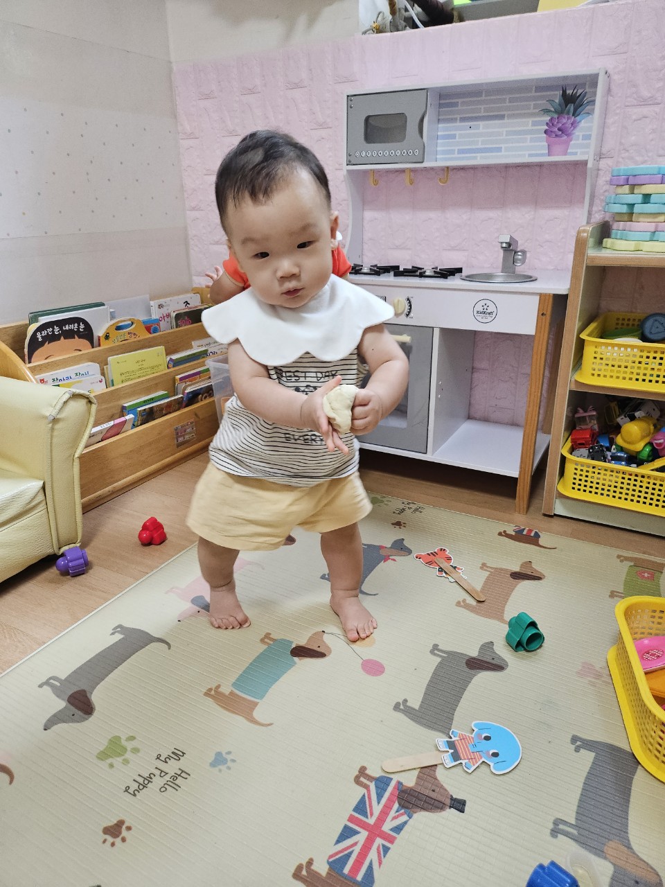 11개월 아기 어린이집에서 밀가루 반죽을 들고 있는 사진