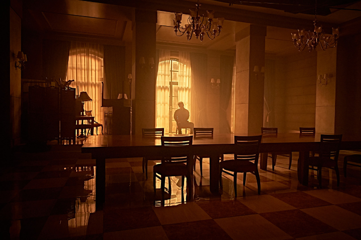 묶여있는 설경구