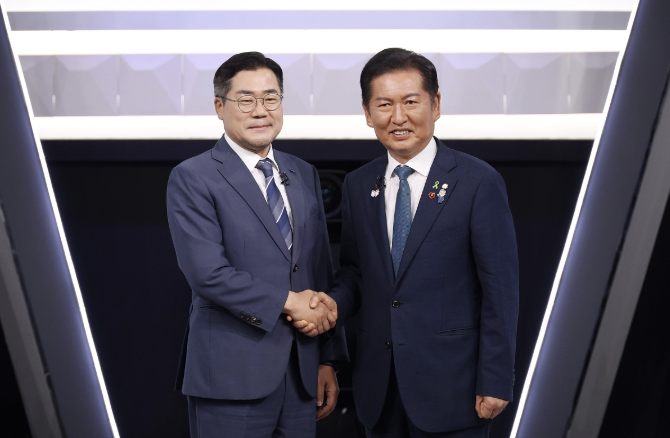 정청래·박찬대 후보 악수하는 모습
