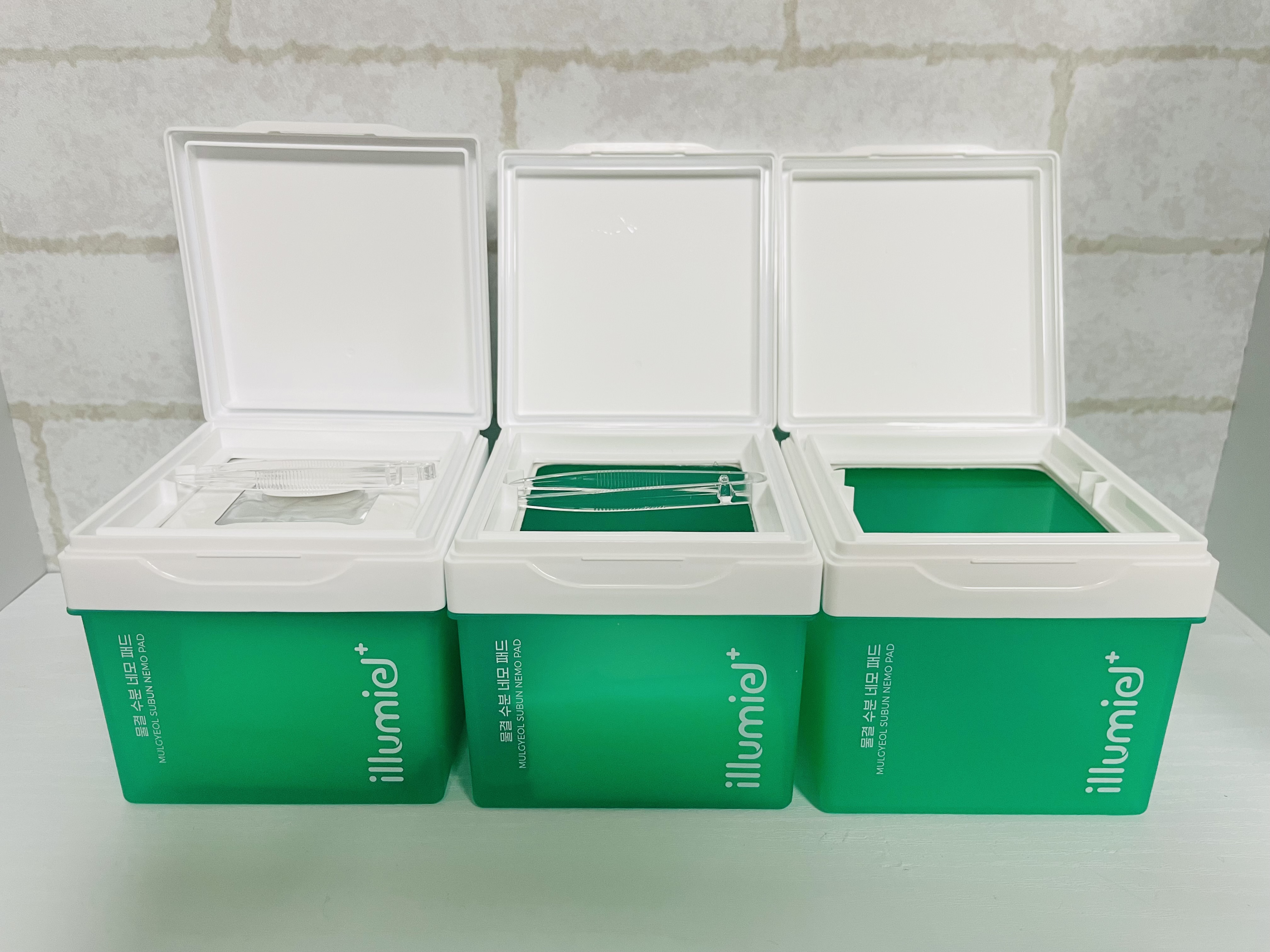 다 쓴 일루미엘 네모패드와 사용하고 있는 네모패드 아직 사용하지 않은 네모패드 3개를 같이 정면에서 찍어준 사진입니다.
