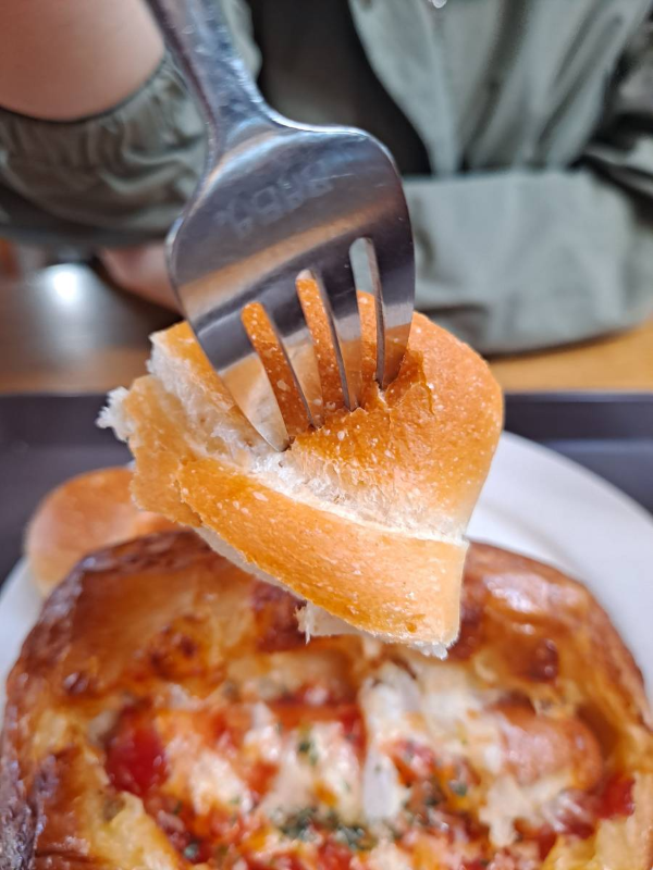 앤드아워 소금빵 조각