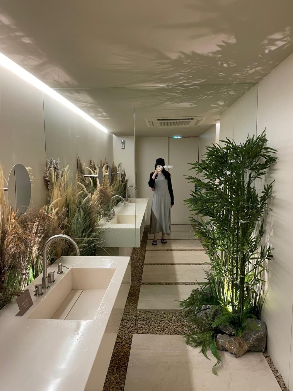 용인 수지 신상 카페 타임투비 - 매장 화장실 모습