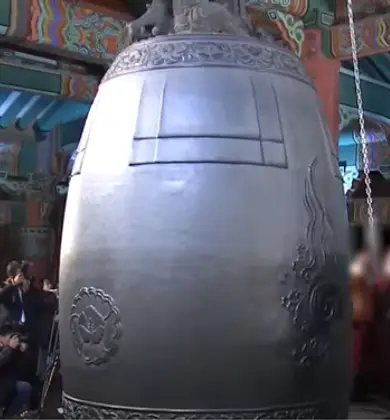 제야의 종- 회색 쇠로 만들어진 큰종