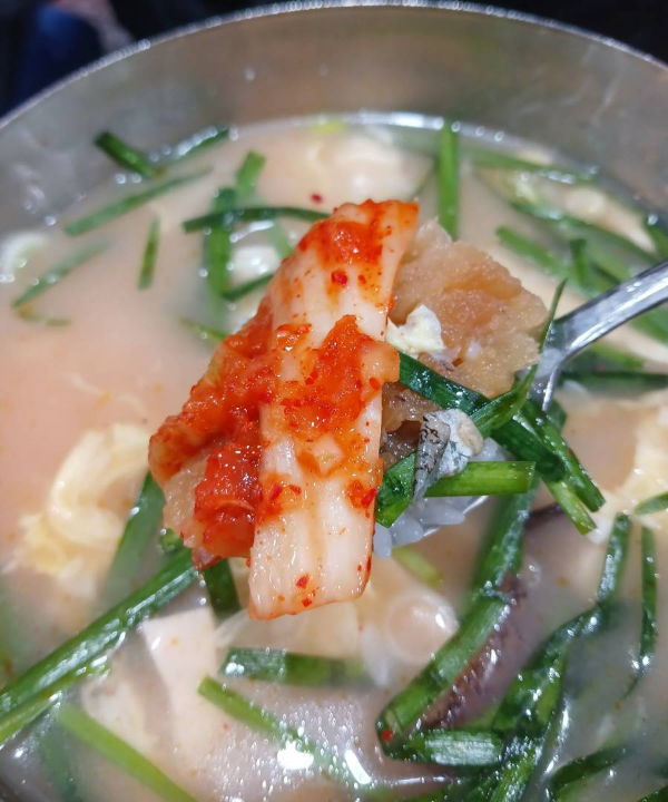 북어국에 배추김치 올리다