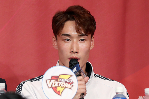 10일 오후 서울 강남구 청담 리베라호텔에서 열린 &#39;도드람 2019~2020 V-리그 남자부 미디어데이&#39;에 참석한 한국전력 빅스톰 최홍석이 인사말을 하고 있다. 2019.10.10. [사진=뉴시스]
