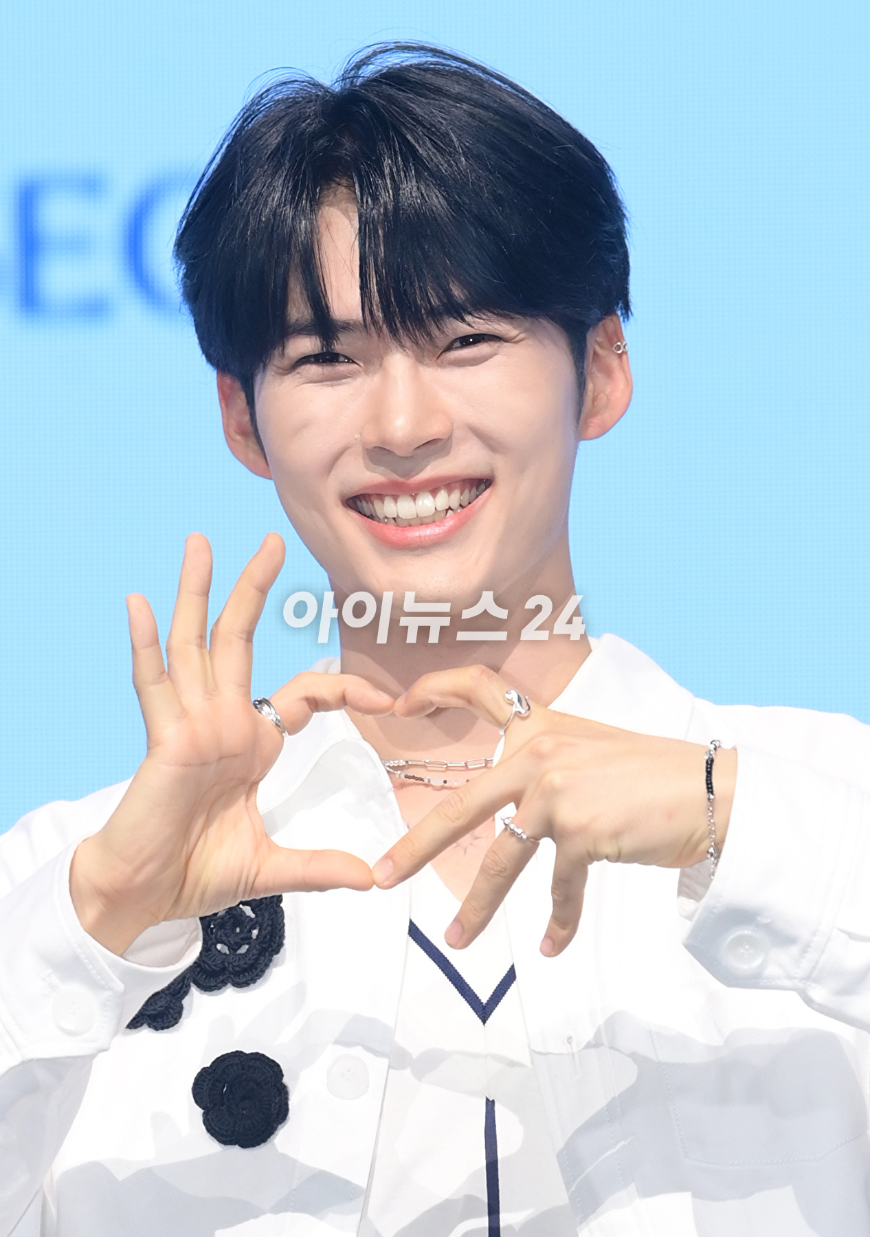 그룹 제로베이스원 성한빈이 10일 오후 서울 광진구 광장동 예스24라이브홀에서 열린 제로베이스원(ZEROBASEONE) 데뷔 쇼케이스에서 멋진 무대를 선보이고 있다. [사진=정소희 기자]