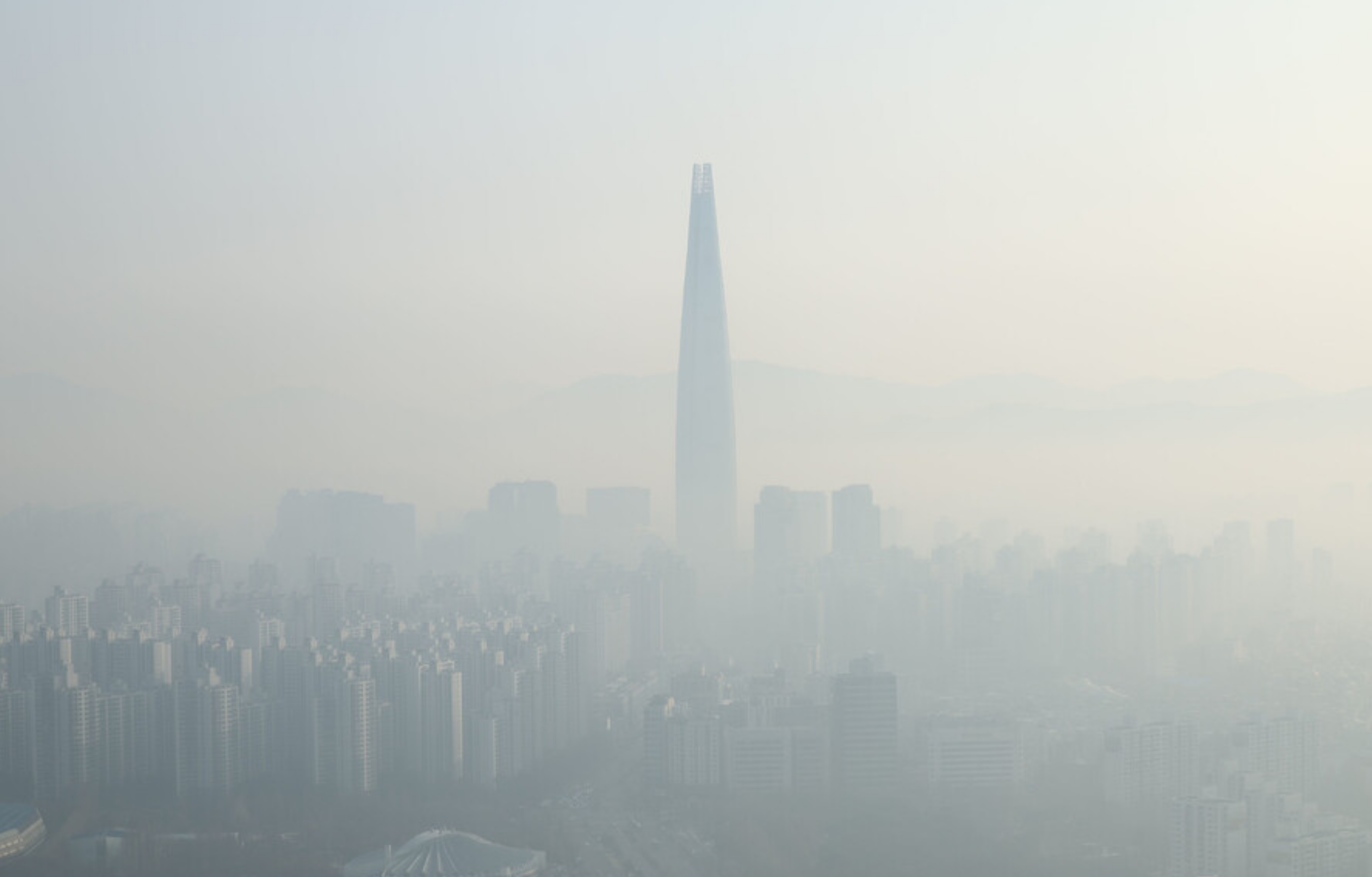 미세먼지로 인한 뿌연 하늘 사진