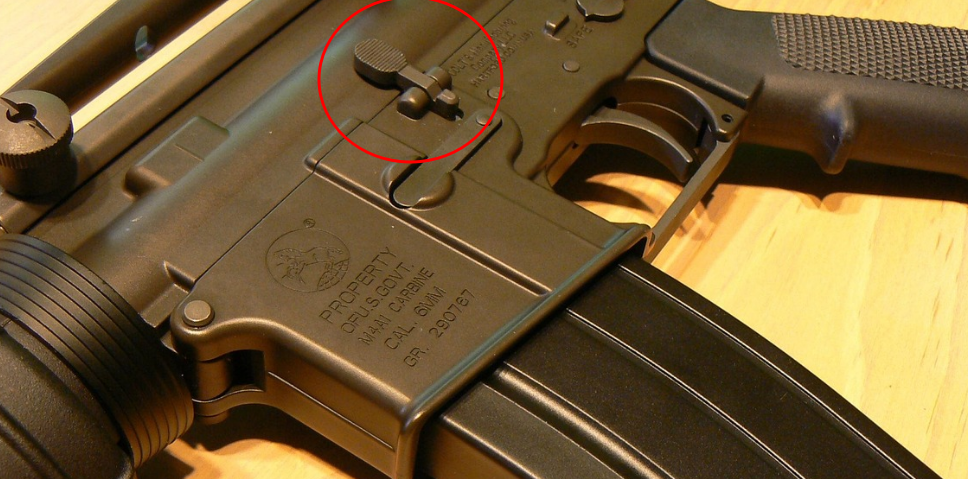 노리쇠 멈치에 빨간 동그라미로 위치를 알려주는 사진