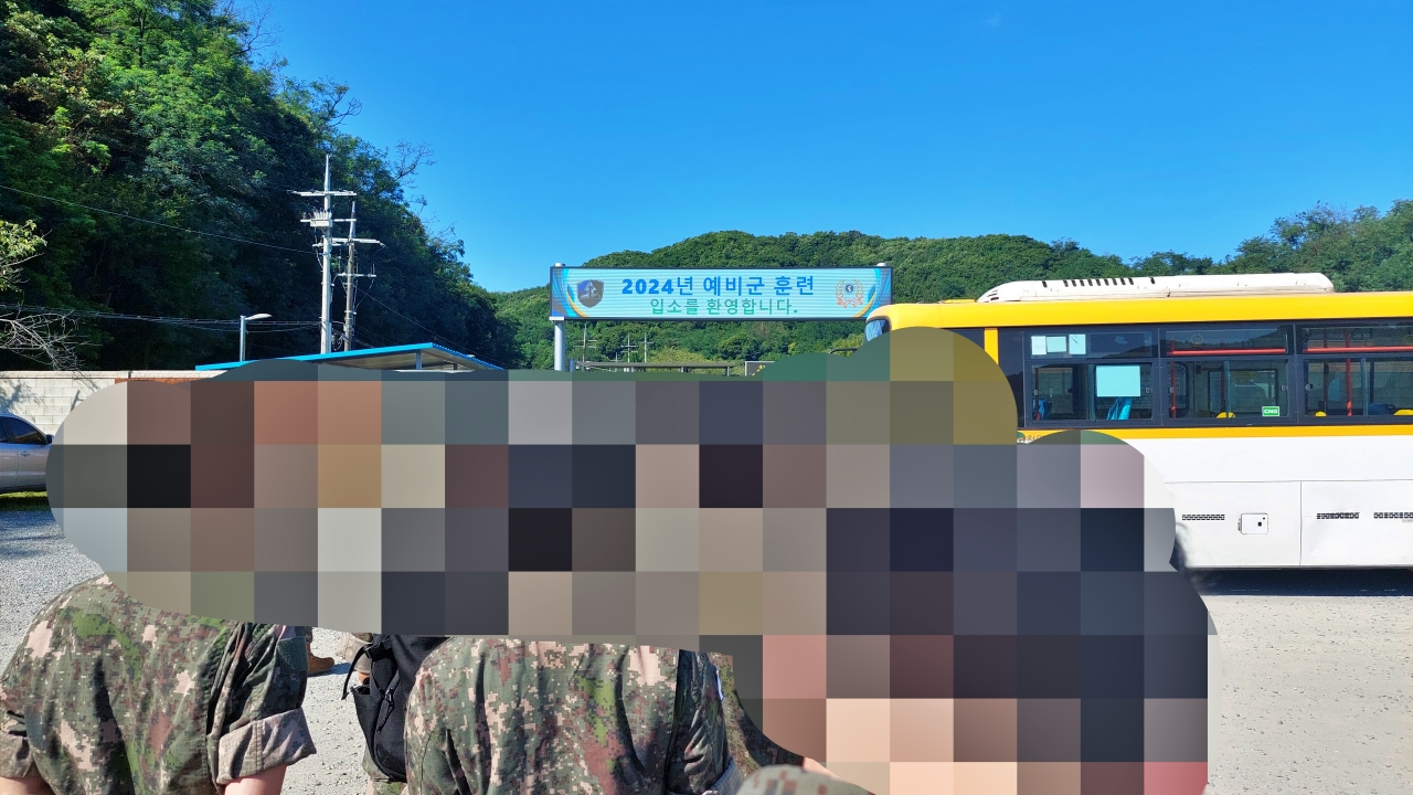 예비군 훈련장에 들어가는 사람들