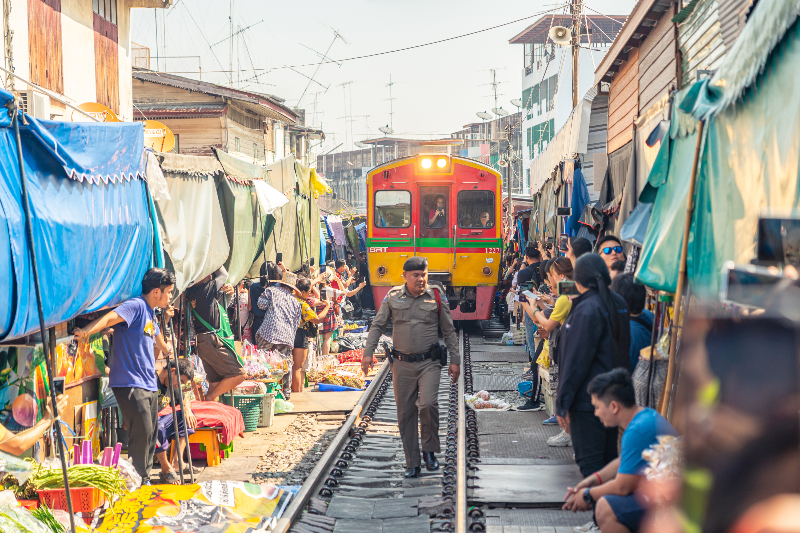 매끌렁 기찻길 시장에서 기차가 진입하는 모습