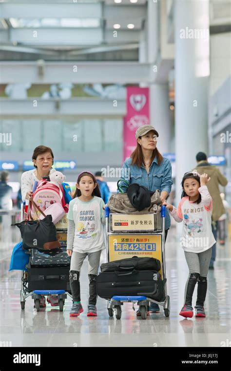 가족이 인천공항에 도착한 모습