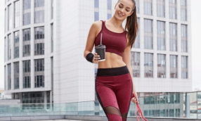 커피를 들고 운동을 하러 가는 여성