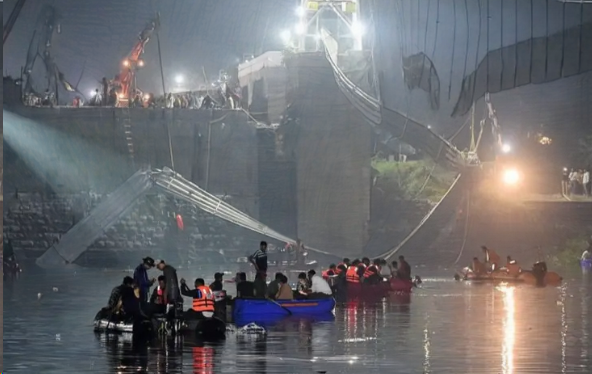 2022년 10월 30일, 인도 구자라트주 모르비에서 보수 후 재개장한 137년 된 현수교가 붕괴돼 135명이 숨졌으며, 다리 운영사 오레바는 안전 인증 없이 개장을 강행한 것으로 드러났고, 과도한 입장 인원과 부실 관리가 원인으로 지목되며 지역 당국과 경찰의 책임도 도마에 올랐습니다.