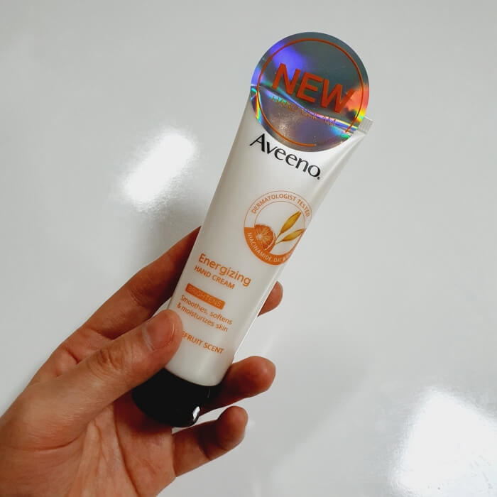 하얀 바탕에서 아비노 핸드크림을 들고 있습니다.