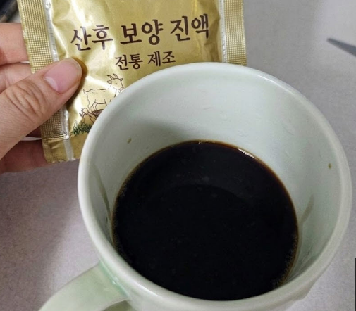출산 후 산모의 기력 회복과 산후풍 예방을 친정엄마가 방목 흑염소에 보혈 효능이 있는 당귀와 천궁을 더해 정성껏 달여낸 전통 산후 보양식 흑염소진액