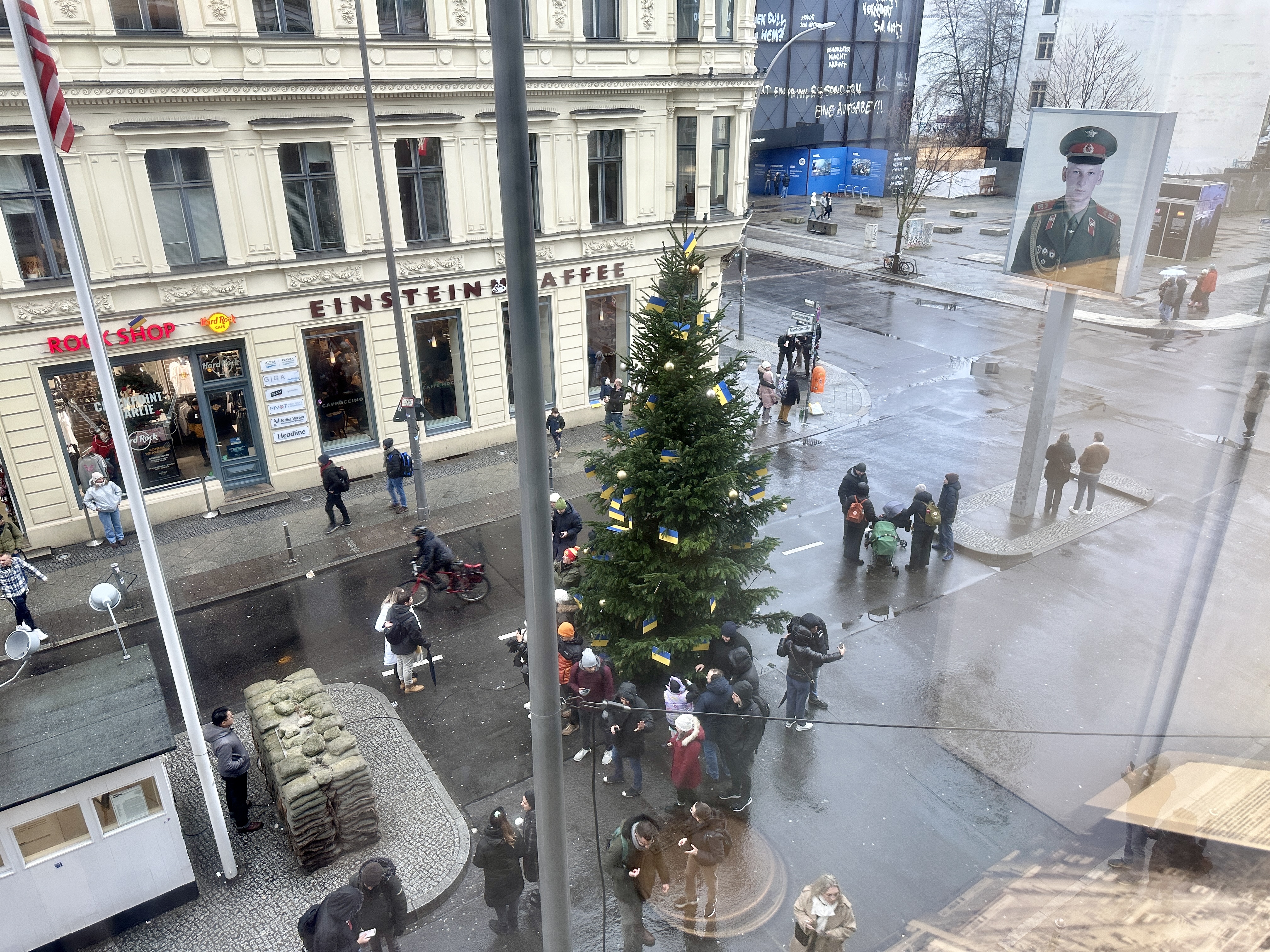 박물관에서 내려다본 체크포인트 찰리