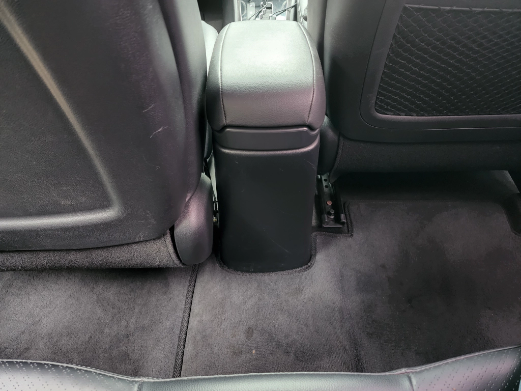 2열 에어벤트는 없지만 센터터널 높이가 낮다.