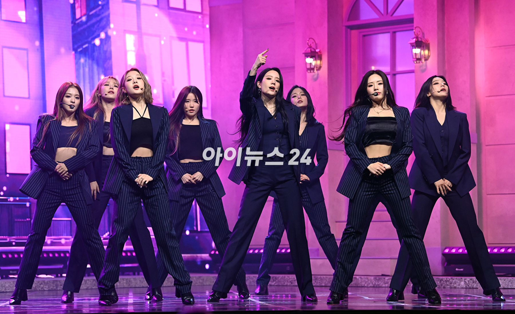 그룹 프로미스나인 송하영-장규리-이채영이 17일 오후 서울 용산구 한남동 블루스퀘어에서 열린 프로미스나인(fromis_9) 미니 4집 앨범 'Midnight Guest'(미드나잇 게스트)' 쇼케이스에 참석해 타이틀곡 'DM' 무대를 선보이고 있다. [사진=정소희 기자]