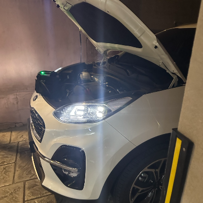 보닛이 열린 자동차 사진