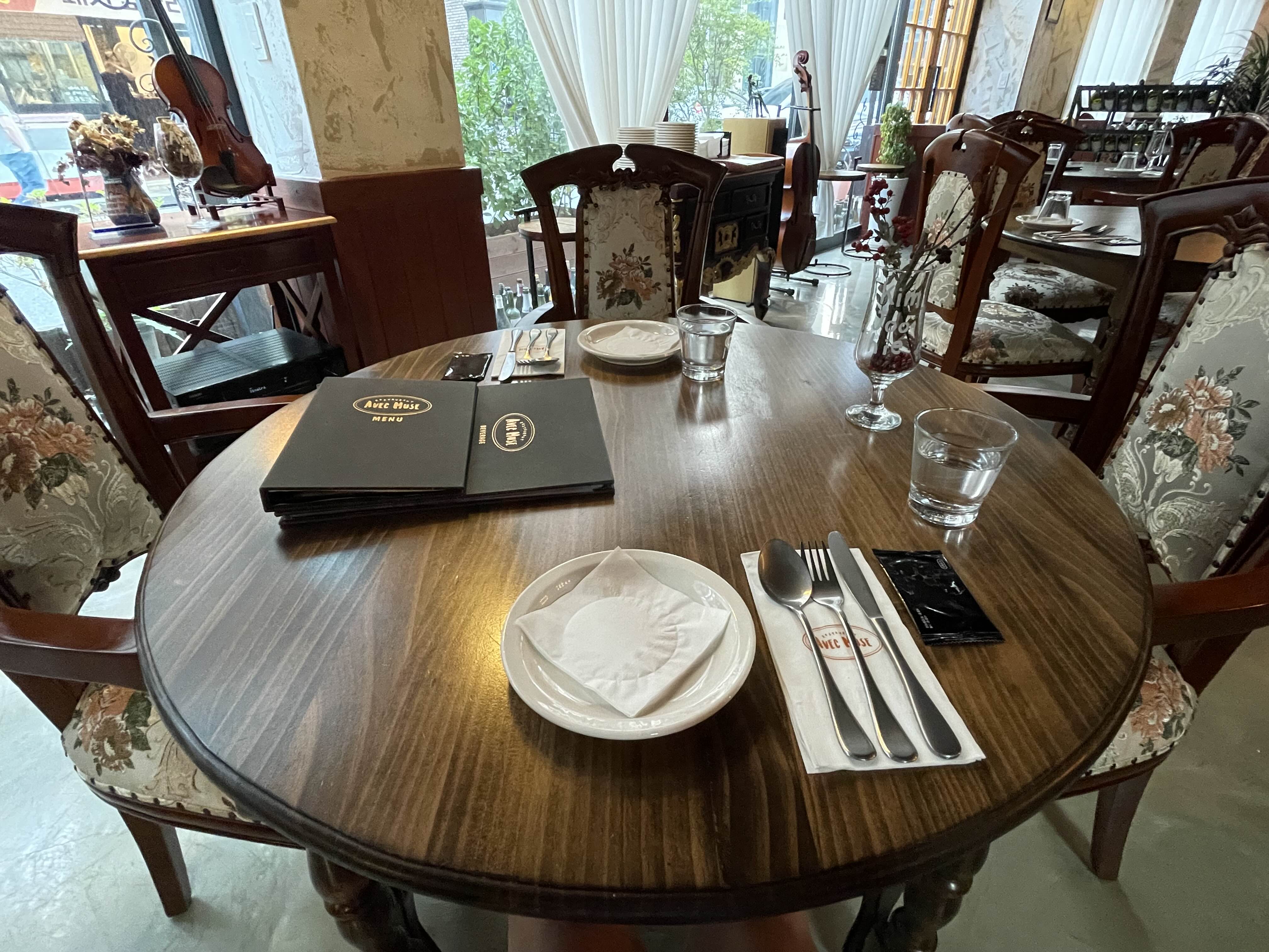 고급진 꽃무늬 의자와 원형 테이블