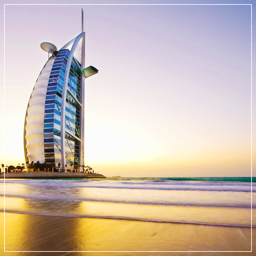 두바이에서 가장 높은 건물인 부르즈 할리파와 아름다운 주위 풍경