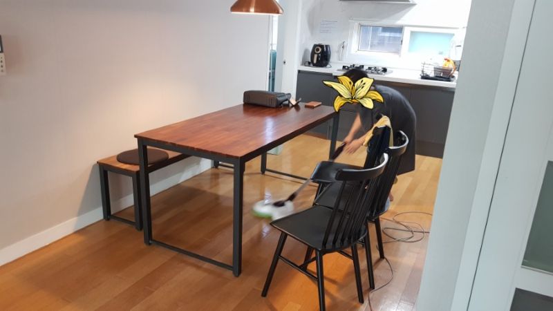 쉐어하우스 공용 공간을 정성스럽게 청소하고 정비하는 모습