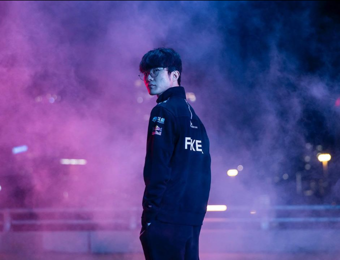 Faker (T1): 'God' 이라 불리는 전설적인 미드 라이너.