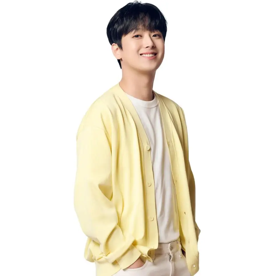 이찬원-흰배경 노란 가디건을 입고 양손을 바지주머니에 넣은채 미소짓는 이찬원