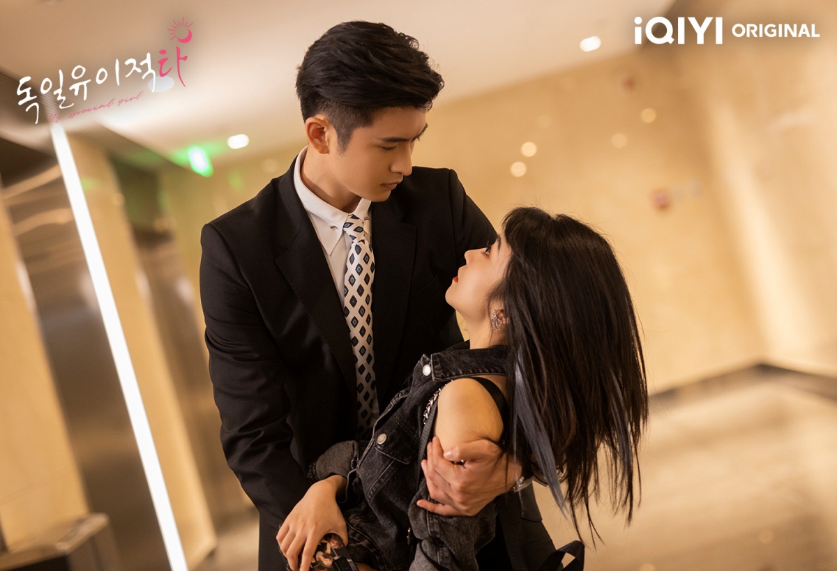 남자가 여자 허리 꺽는장면