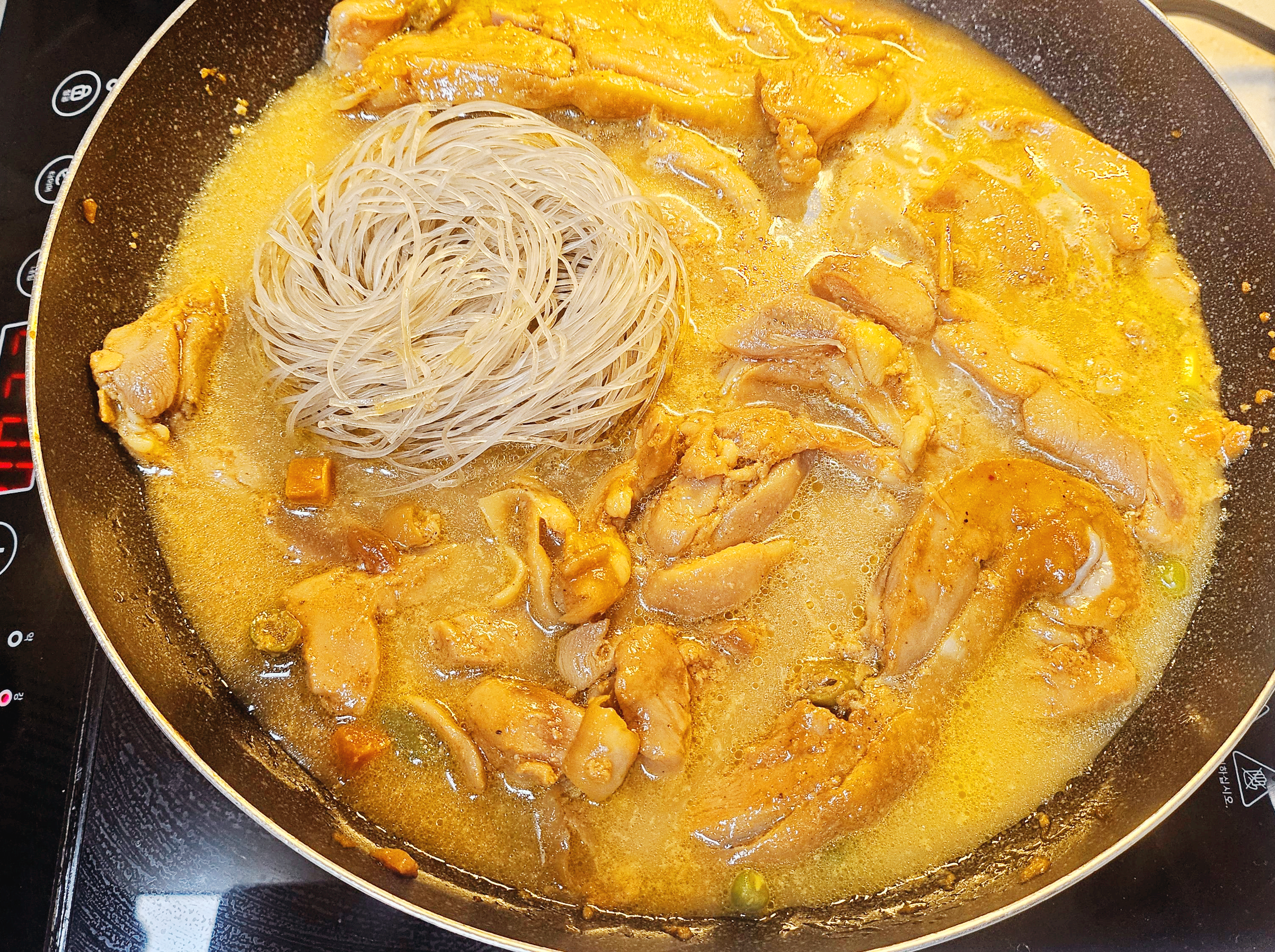 순살가득안동식찜닭이 중불에서 끓고 있는 모습