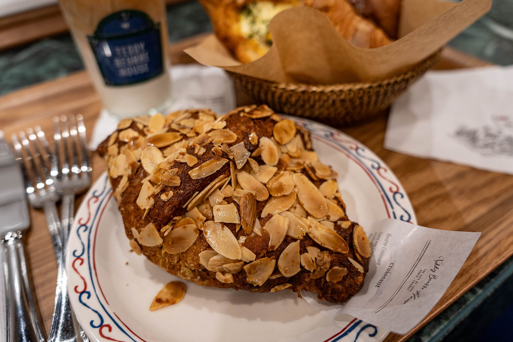 테디뵈르하우스 더현대서울점 아몬드 크루아상