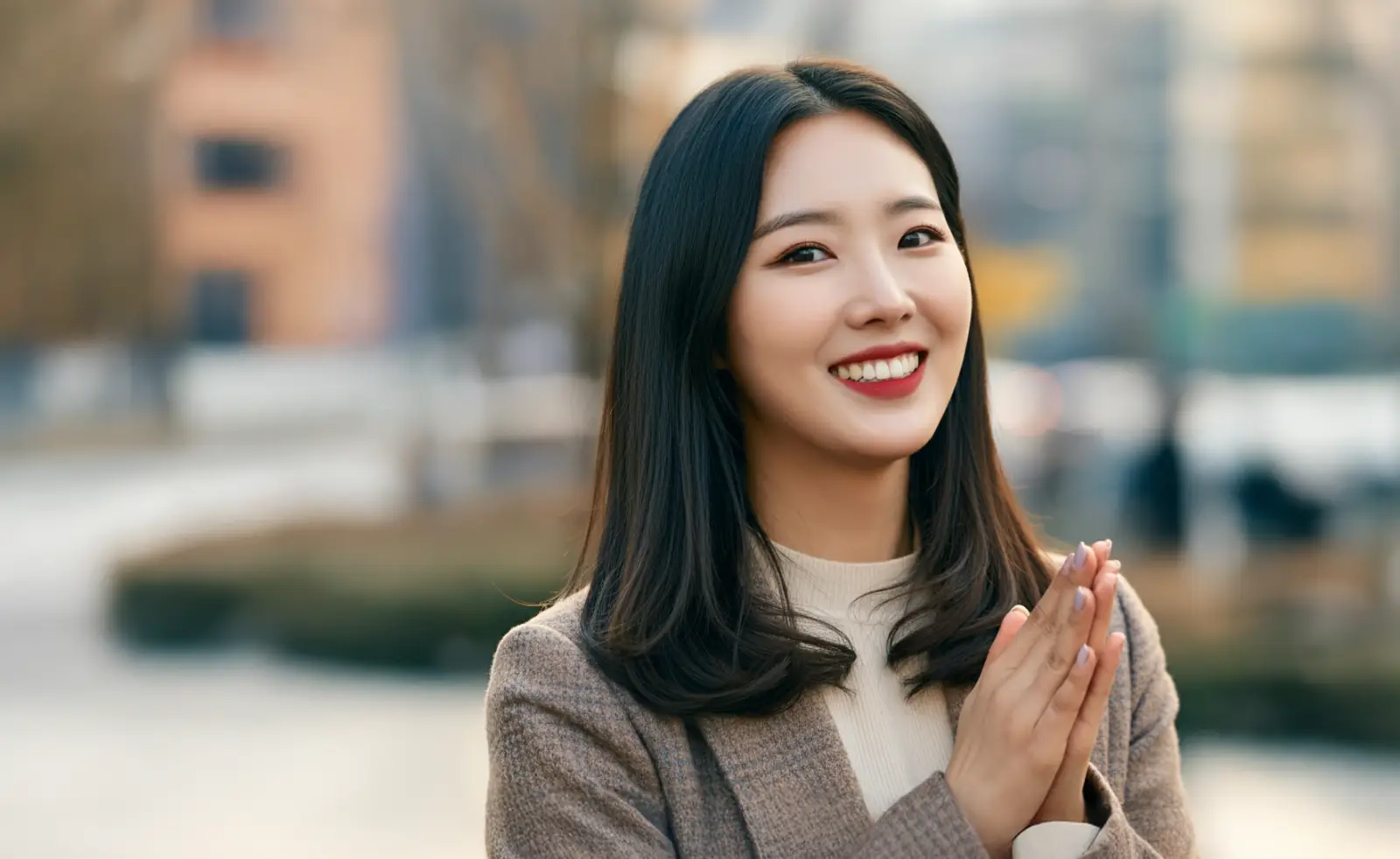 밝게 웃는 여성