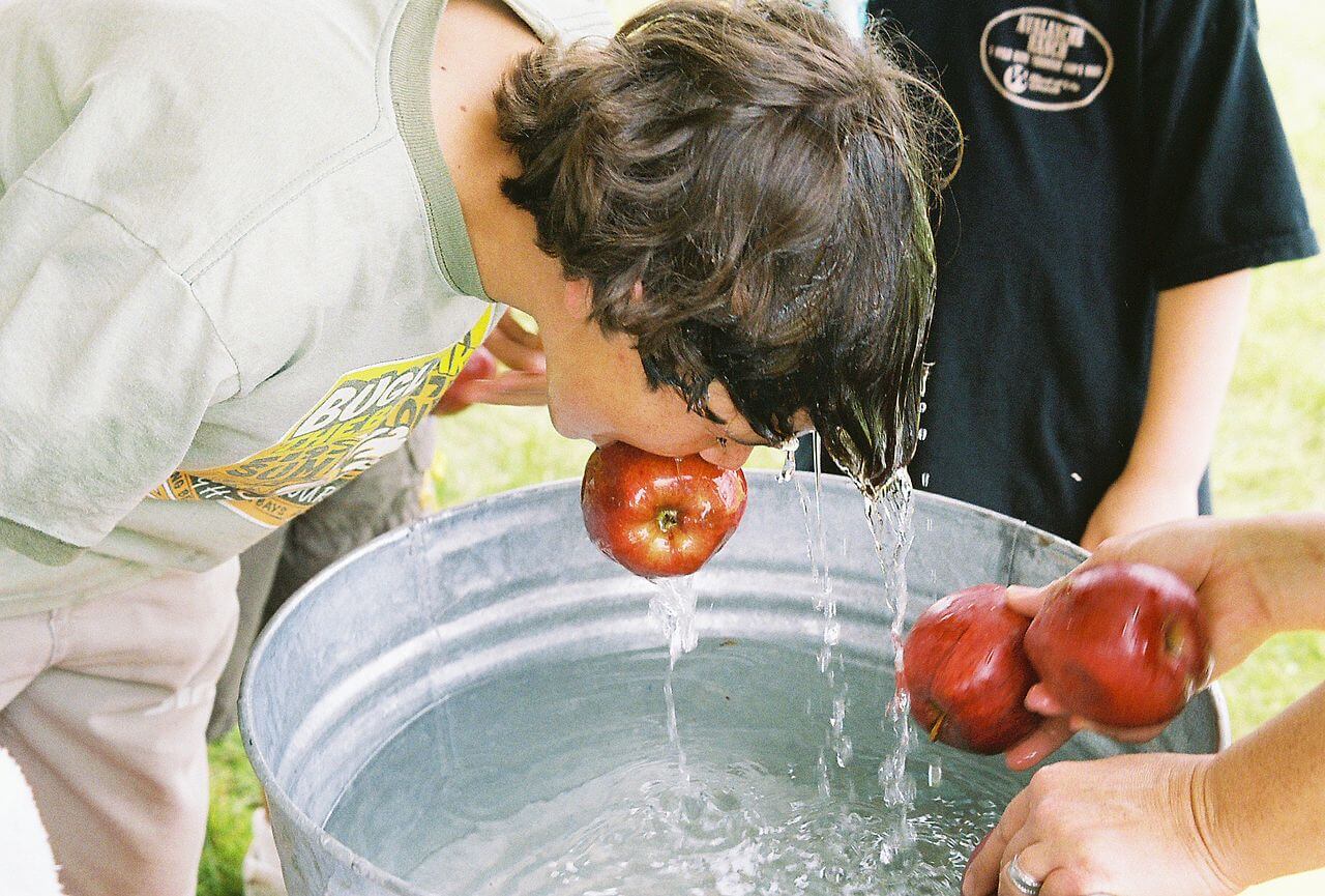 Halloween _Apple Bobbing_Apple Dooking