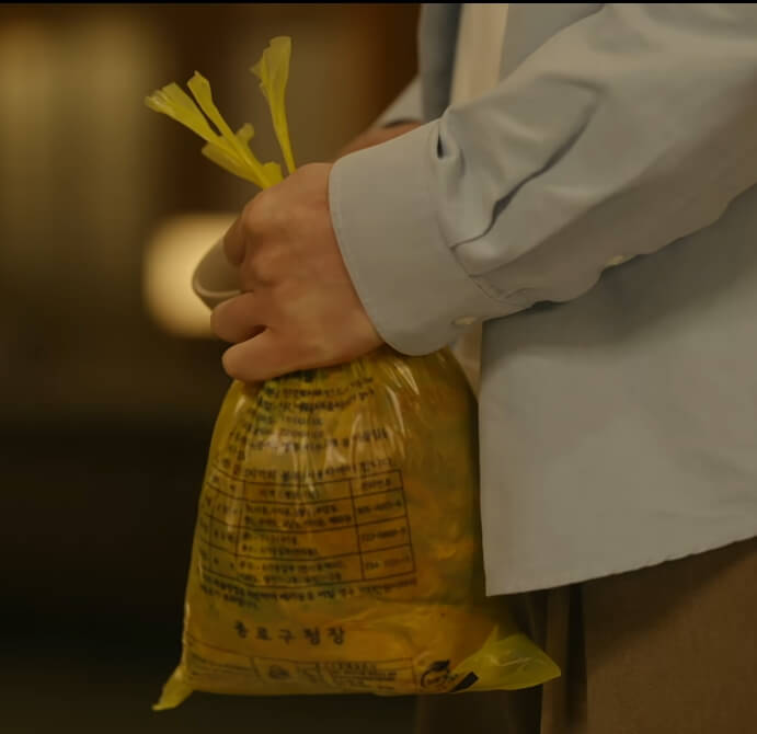 음식물 쓰레기 봉투를 든 귀주