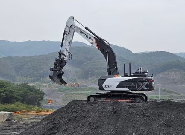 [토목공사도 무인자동화 시대] 원격으로 굴착하는 무인 불도저