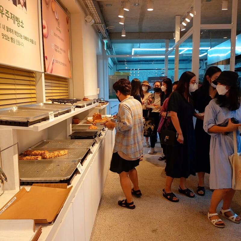 정보석 빵집 우주 제빵소 빵 진열대