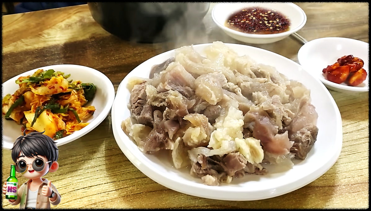 접시 위에 수북하게 담겨 김이 모락모락 나는 독립문 도가니탕 맛집의 도가니수육