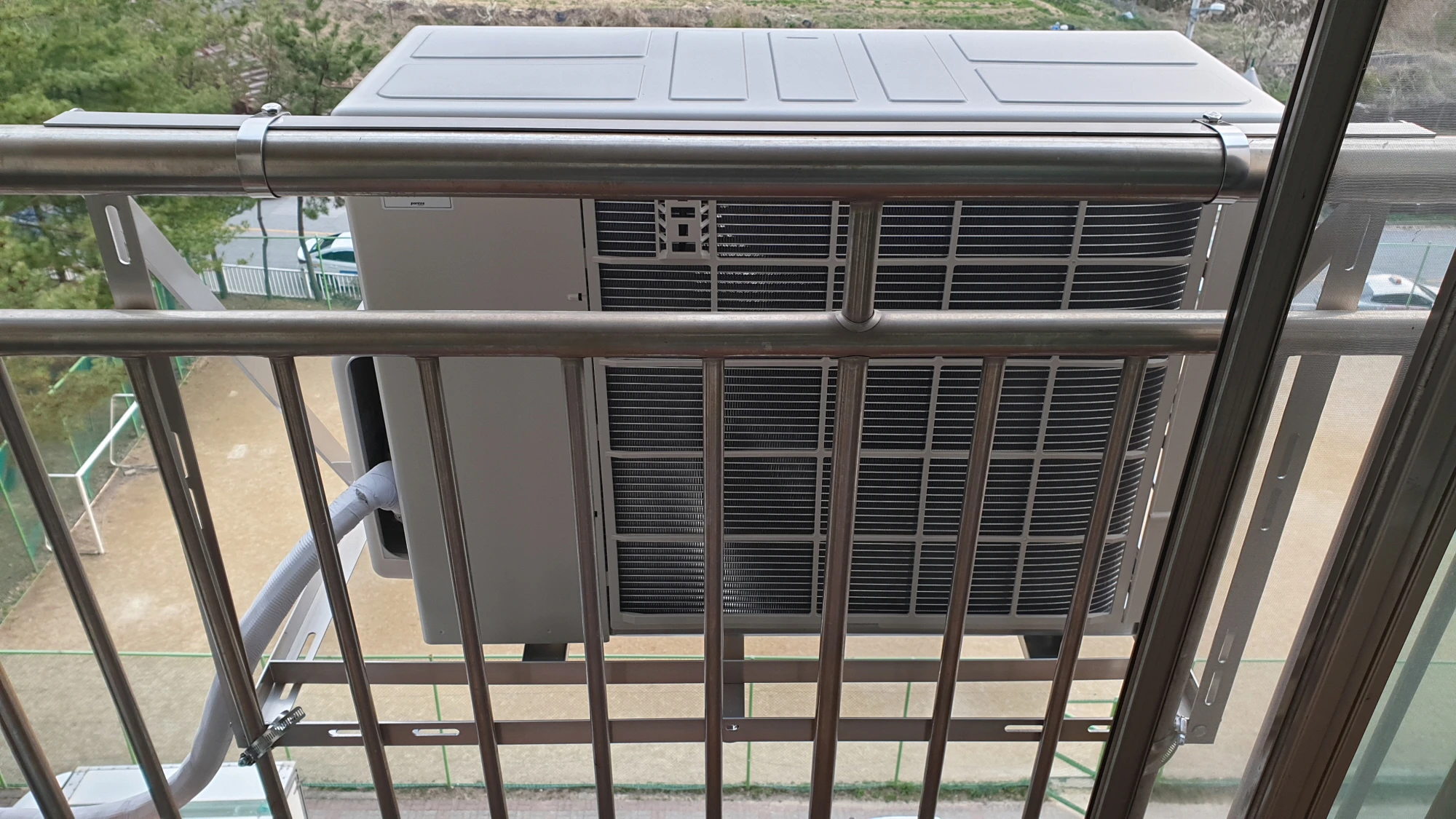 에어컨 실외기 설치 완료 모습