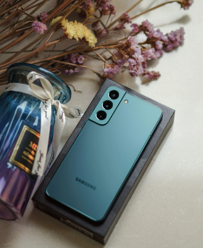 삼성 핸드폰과 눕혀진 꽃병