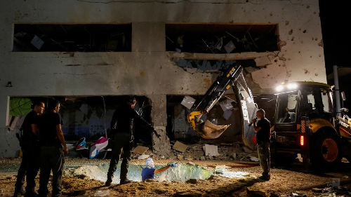 이란의 미사일이 떨어진 이스라엘 네바팀 공군기지