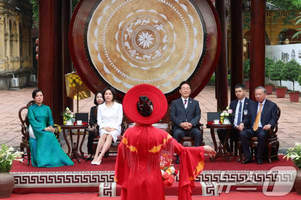 이 대통령 탕롱황성 친교 행사와 태극기 패션 외교의 핵심 정리: 베트남 순방 마무리