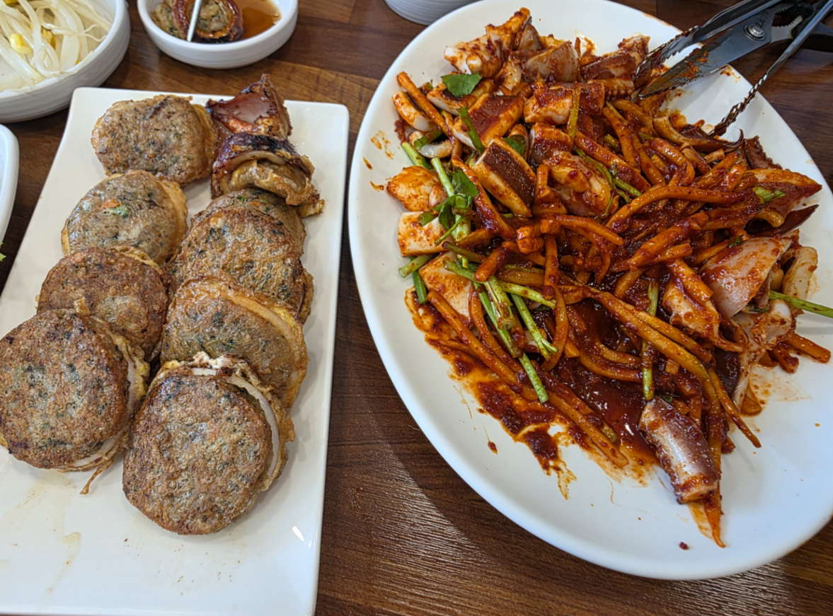 오징어보쌈과 오징어순대가 함께 나온 메뉴 한상