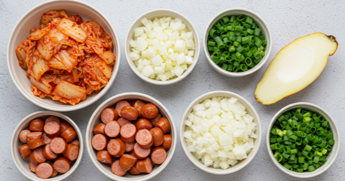 손질된 재료들이 각각 그릇에 담겨있는 모습